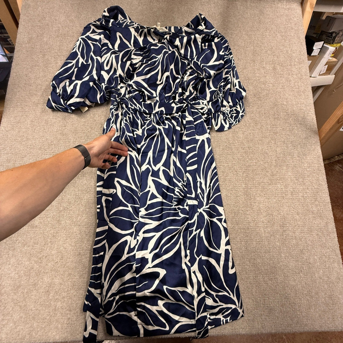 MSRP $89 52Seven 1X Navy Ivory Midi V Neck 3/4 Sleeve Cuffed Abstract Dress