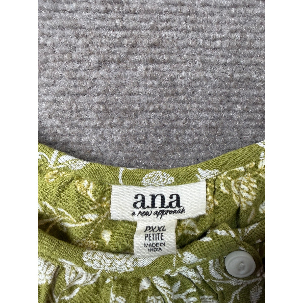 MSRP $44 a.n.a Women's XXL Petite Etched Floral Green Cropped Blouse Top Long