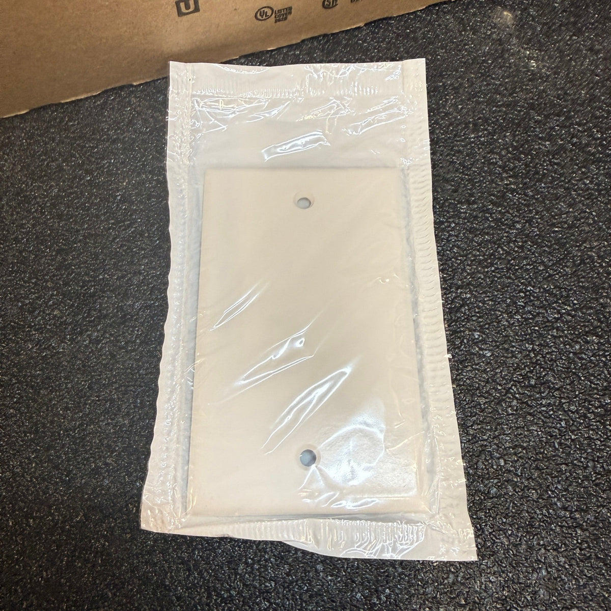 Pack of 40 Leviton 88014-W White 1-Gang Blank Wallplate, Standard Size, Thermose