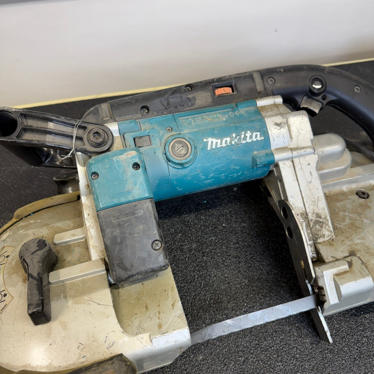 Makita 2107F Portable Band Saw 6.5Amp Corded 120v