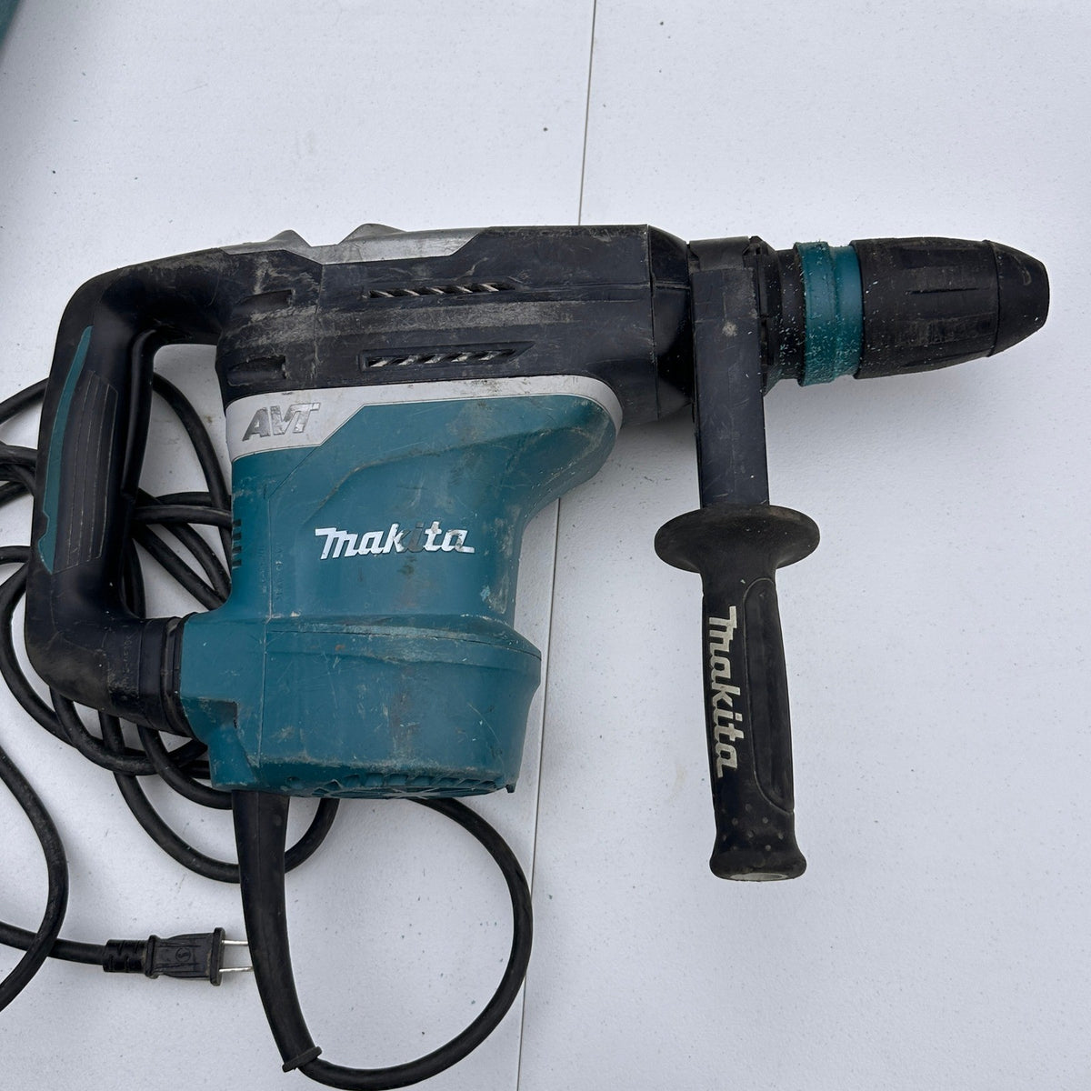Makita HR4013C 1‑9/16" SDS‑MAX AVT Rotary Hammer Drill With Damaged Hard Case