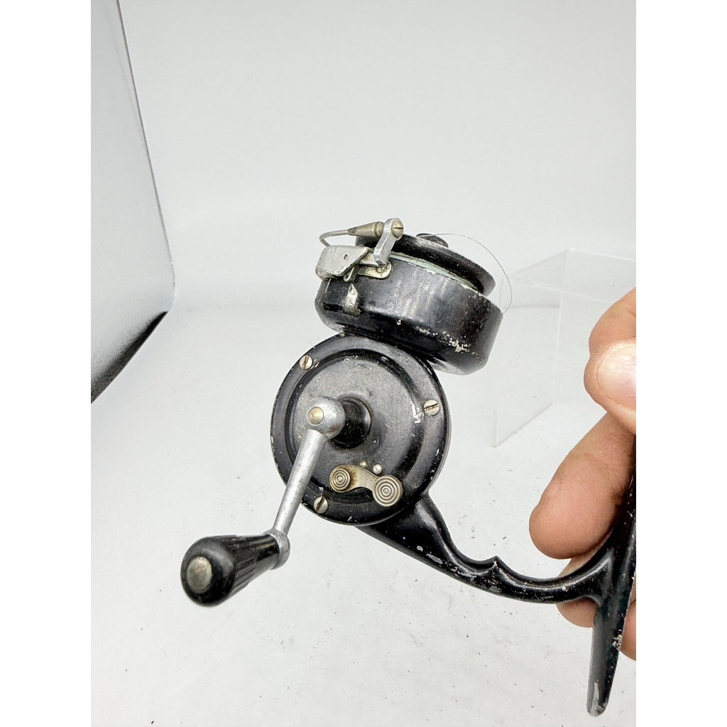 Vintage Ueno Seiko Co Olympic No.82 Black Spinning Fishing Reel Japan