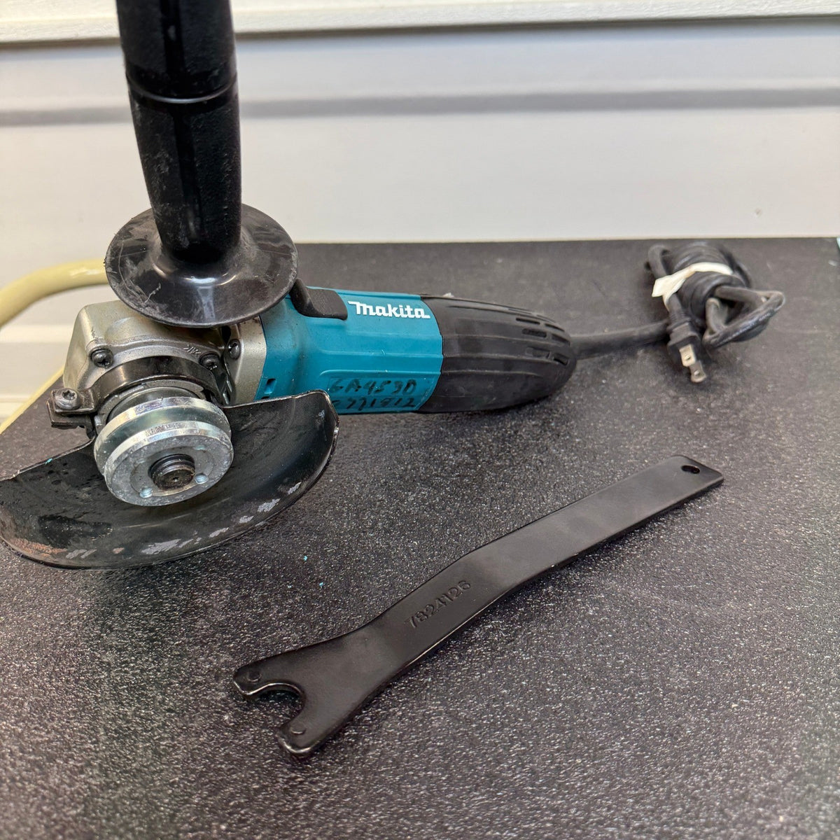Makita GA4530 4‑1/2" Angle Grinder 6 AMP 11000 RPM Corded