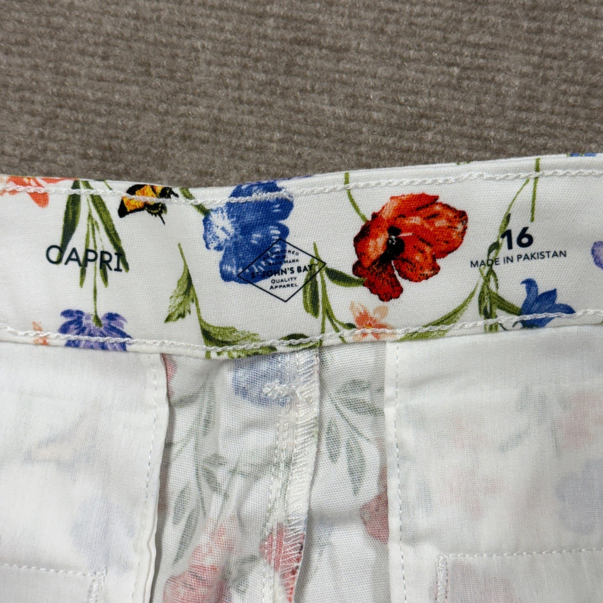 NWT St. John's Bay Womens 16 White Floral Mid Rise Capri Pants