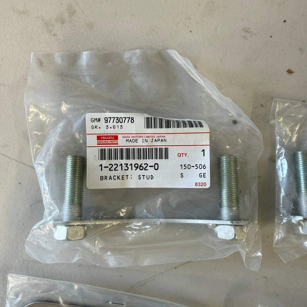 Genuine Isuzu GM Brackets Gaskets Bolts Nuts Lot 97730778, 98405320, 94012252