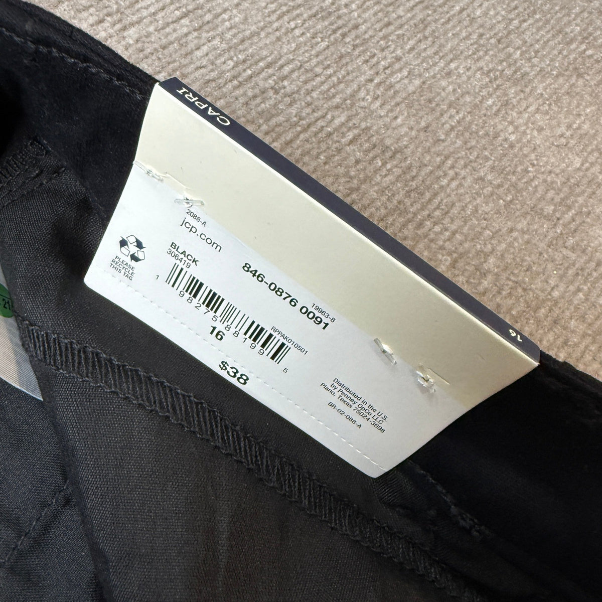 MSRP $38 St. John's Bay Womens 16 Black Secretly Slender Mid Rise Capri Pants