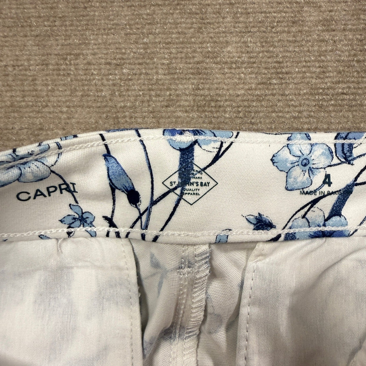 MSRP $38 St. John's Bay Womens 4 White Multi Floral Capri Pants Secretly Slender