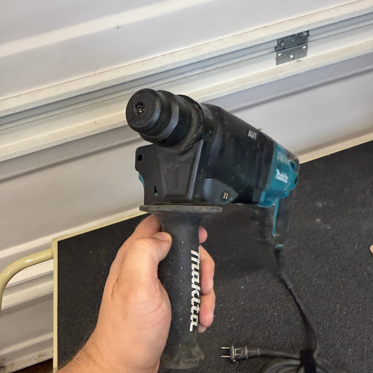 Makita HR2621 1" AVT SDS Plus Rotary Hammer Drill 8 Amp Corded