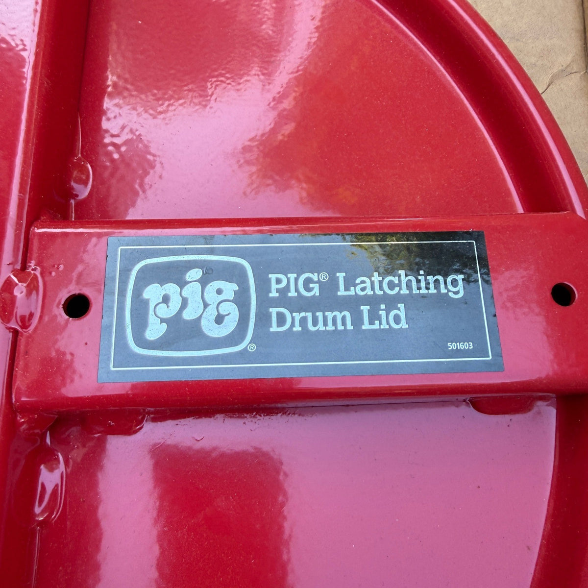 Pig DRM167 Latching Drum Lid Red For 5 to 16 Gal 14.88" W x 18.88" L x 5.63"