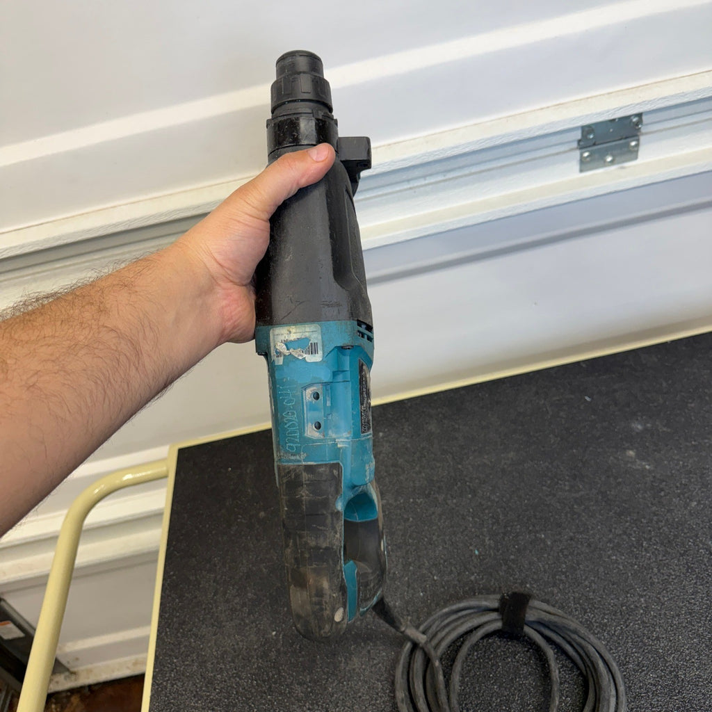 Makita HR2621 1" AVT SDS Plus Rotary Hammer Drill 8 Amp Corded