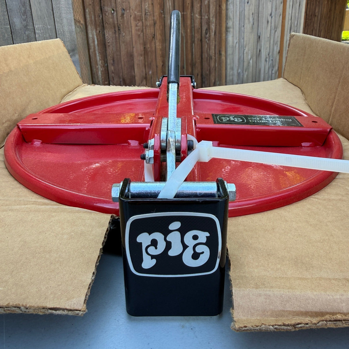 Pig DRM167 Latching Drum Lid Red For 5 to 16 Gal 14.88" W x 18.88" L x 5.63"