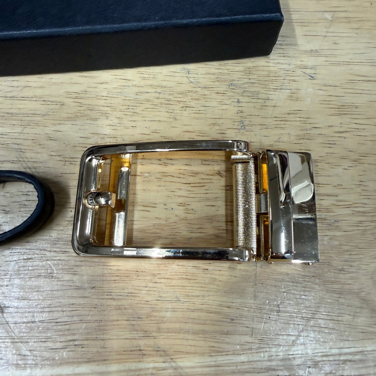 MSRP $26 Dubulle Men's Click Belt 1 3/8", 24"-38" Waist Gold Fashion Buckle