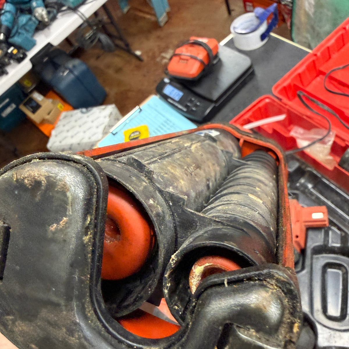 Hilti ED3500 Cordless Adhesive Epoxy Dispenser Set w/ 2 Batteries, Charger, Hard