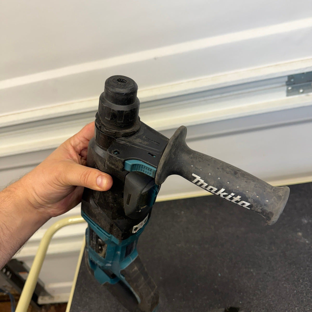 Makita HR2621 1" AVT SDS Plus Rotary Hammer Drill 8 Amp Corded