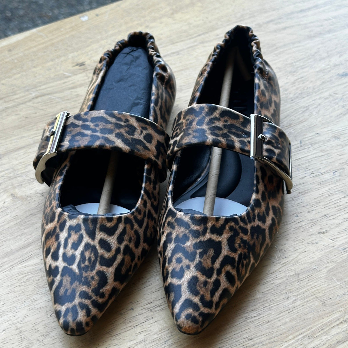 DKNY Cormic Women's US 6 Leopard Print Ballet Flat with Buckle