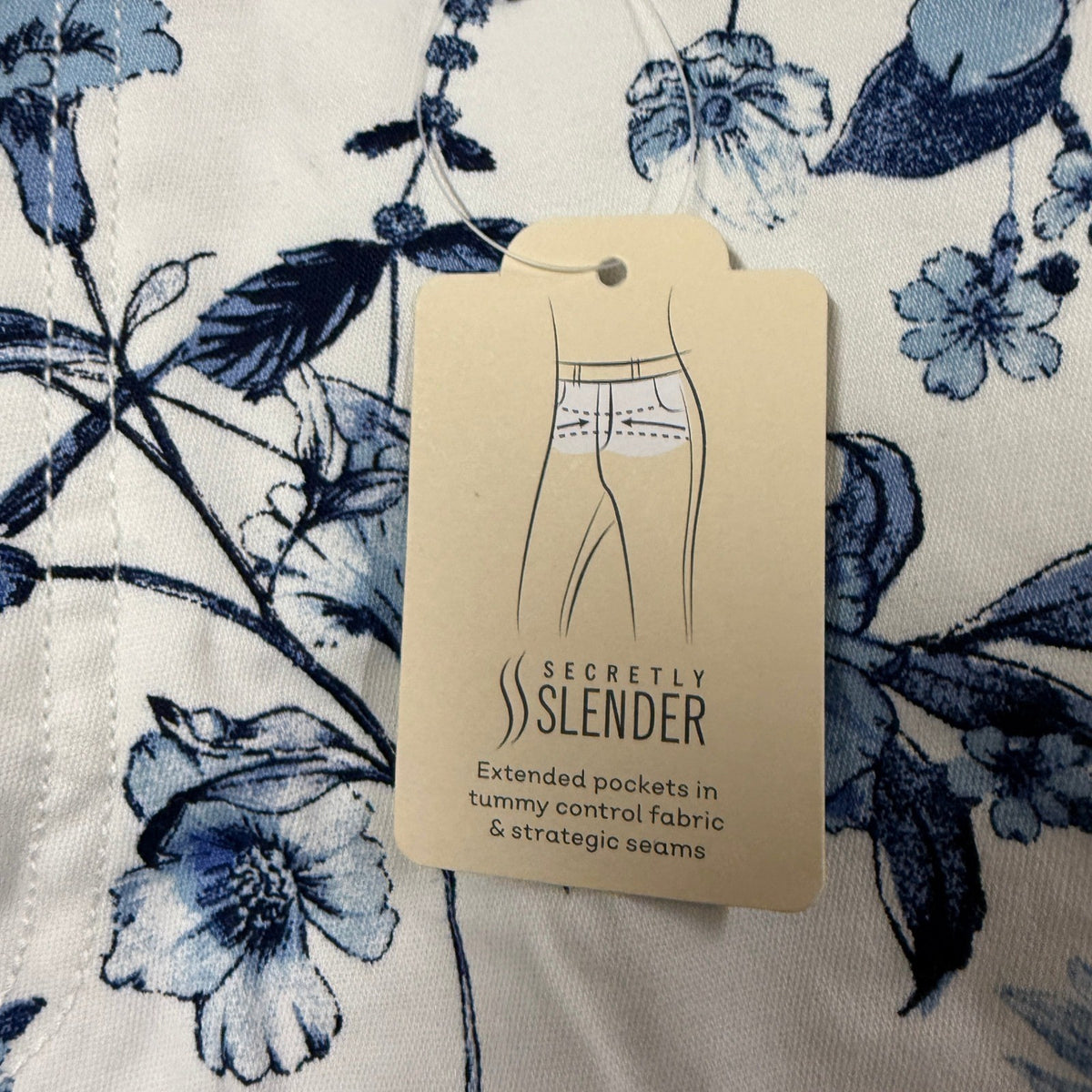 MSRP $38 St. John's Bay Womens 4 White Multi Floral Capri Pants Secretly Slender