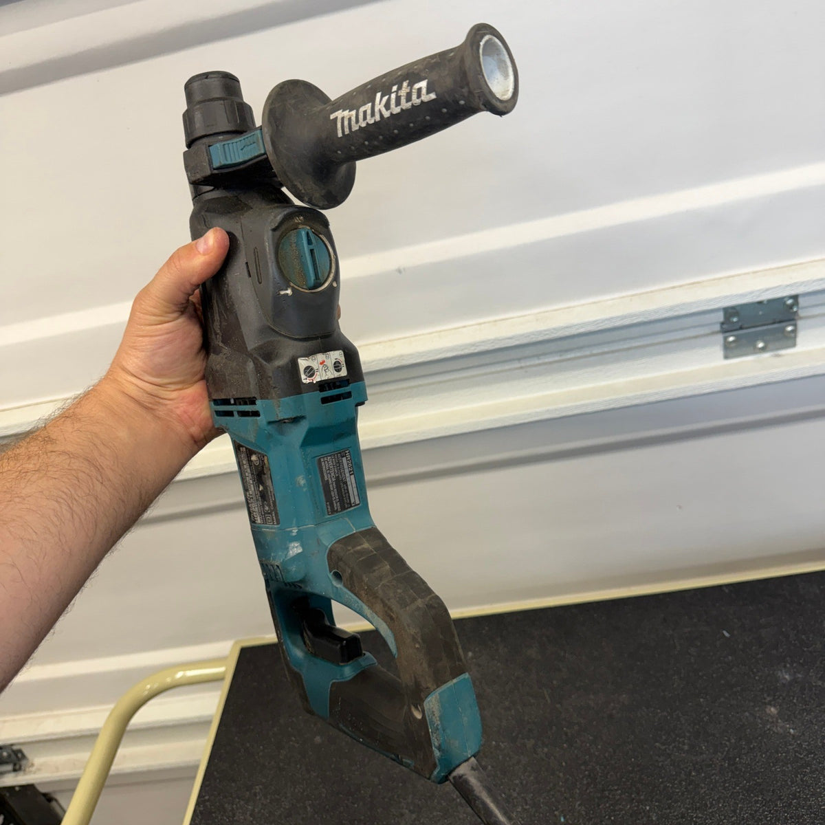 Makita HR2621 1" AVT SDS Plus Rotary Hammer Drill 8 Amp Corded