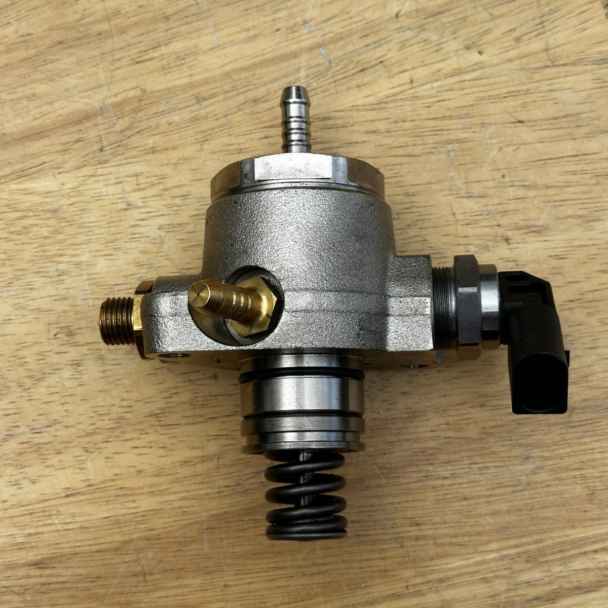 High Pressure Fuel Pump Replace 06L127025K for Audi A3 A4 A5 TT S3 Quattro, for