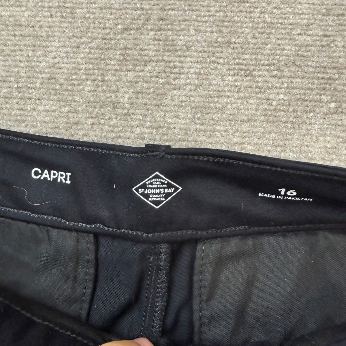 MSRP $38 St. John's Bay Womens 16 Black Secretly Slender Mid Rise Capri Pants