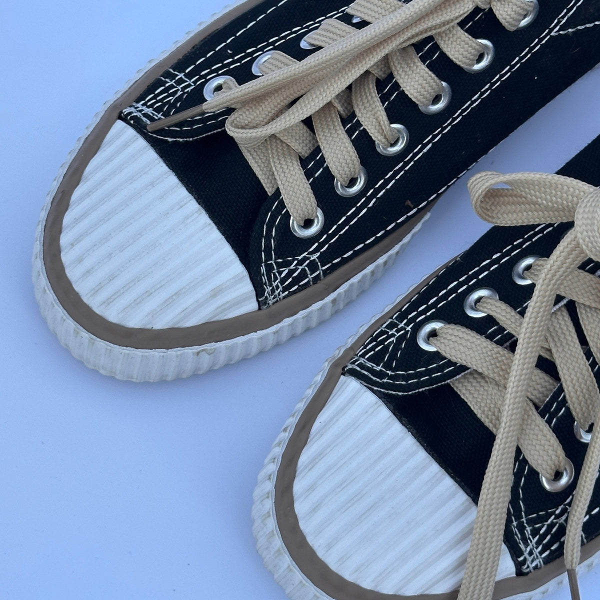 Women's Low Top Canvas Sneakers US 7.5 Black Contrast Colors Lace-Up Shoes