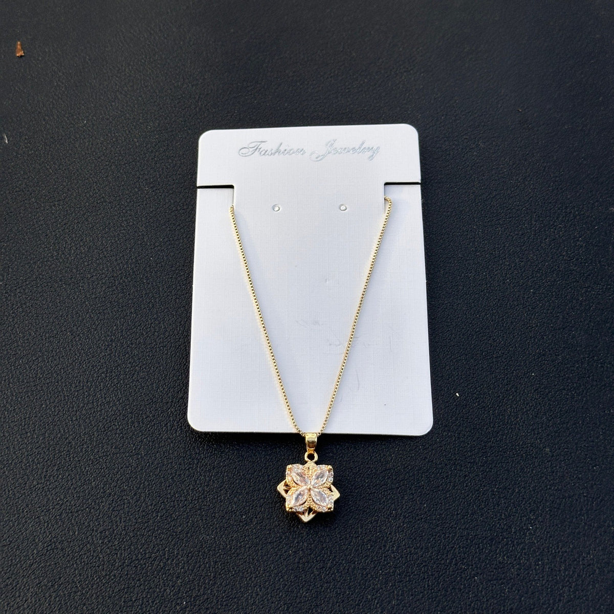 Four Leaf Clover Necklace Gold Tone Rotating Pendant Vintage Style for Women Zi