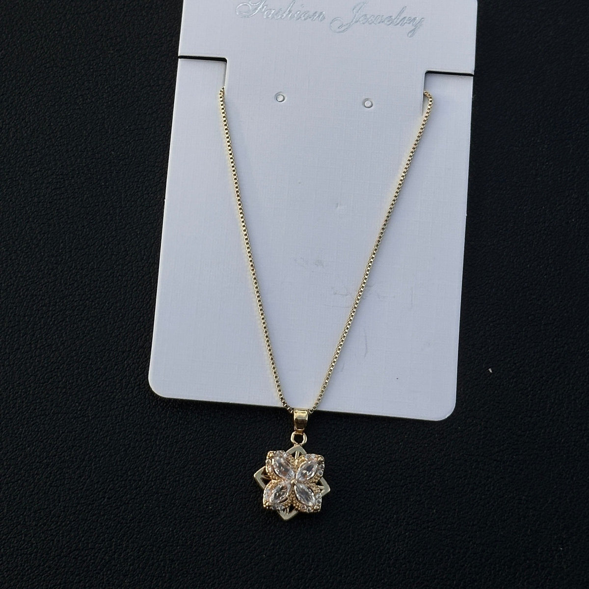 Four Leaf Clover Necklace Gold Tone Rotating Pendant Vintage Style for Women Zi