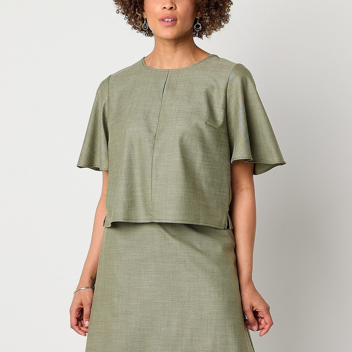 MSRP $44 Liz Claiborne Womens M Olive Grove Round Neck Elbow Sleeve Crop Top