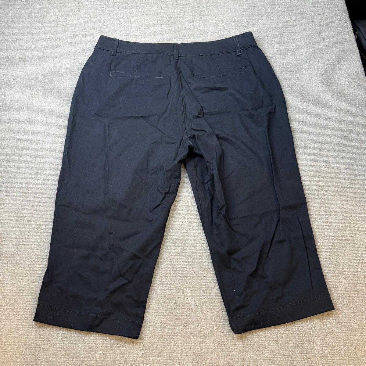 MSRP $38 St. John's Bay Womens 16 Black Secretly Slender Mid Rise Capri Pants