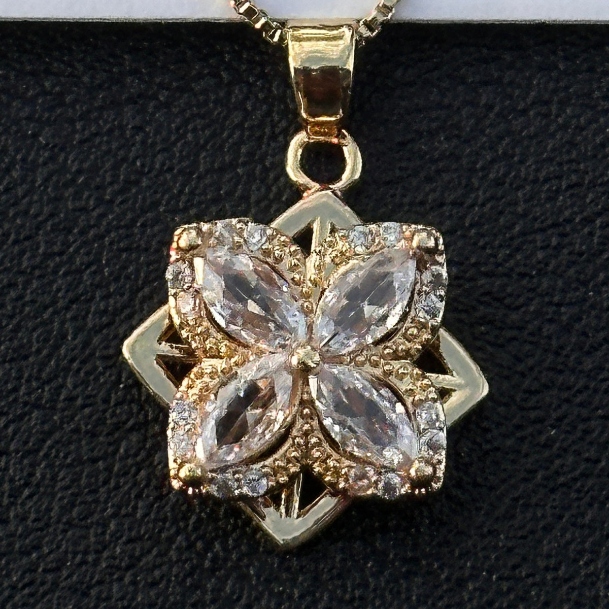 Four Leaf Clover Necklace Gold Tone Rotating Pendant Vintage Style for Women Zi