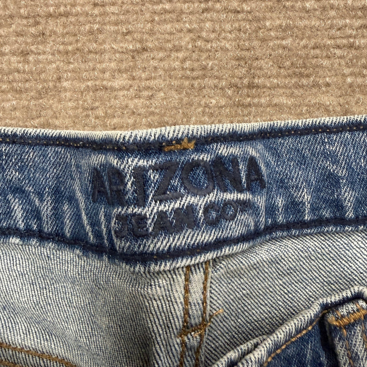 MSRP $38 Arizona Jean Co Womens 4 High Rise Vintage Denim Shorts 2 1/2 Inseam