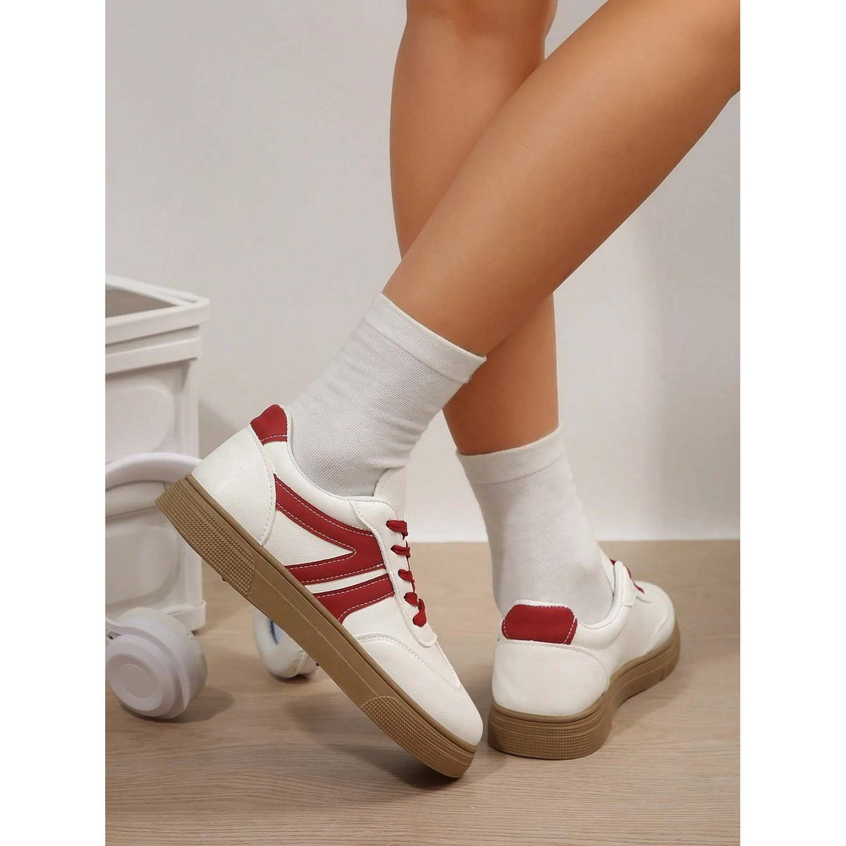 Women's US 8 White/Red Sneakers Casual Sporty Low Top Lace-Up Round Toe Shoes