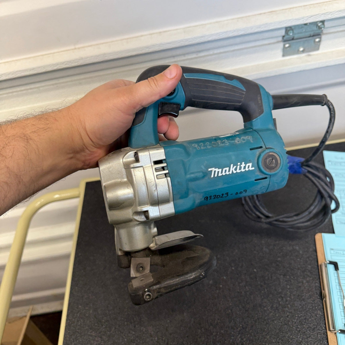 Makita JS3201 Electric Metal Shear 10 Gauge Sheet Cutter, Corded