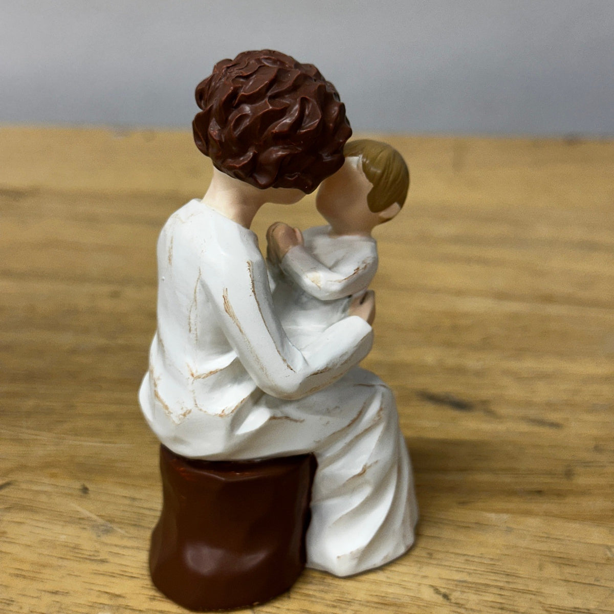 SIGUEJOR Hand-Painted Resin Sculpture of Grandmother Holding Baby Grandma Gifts