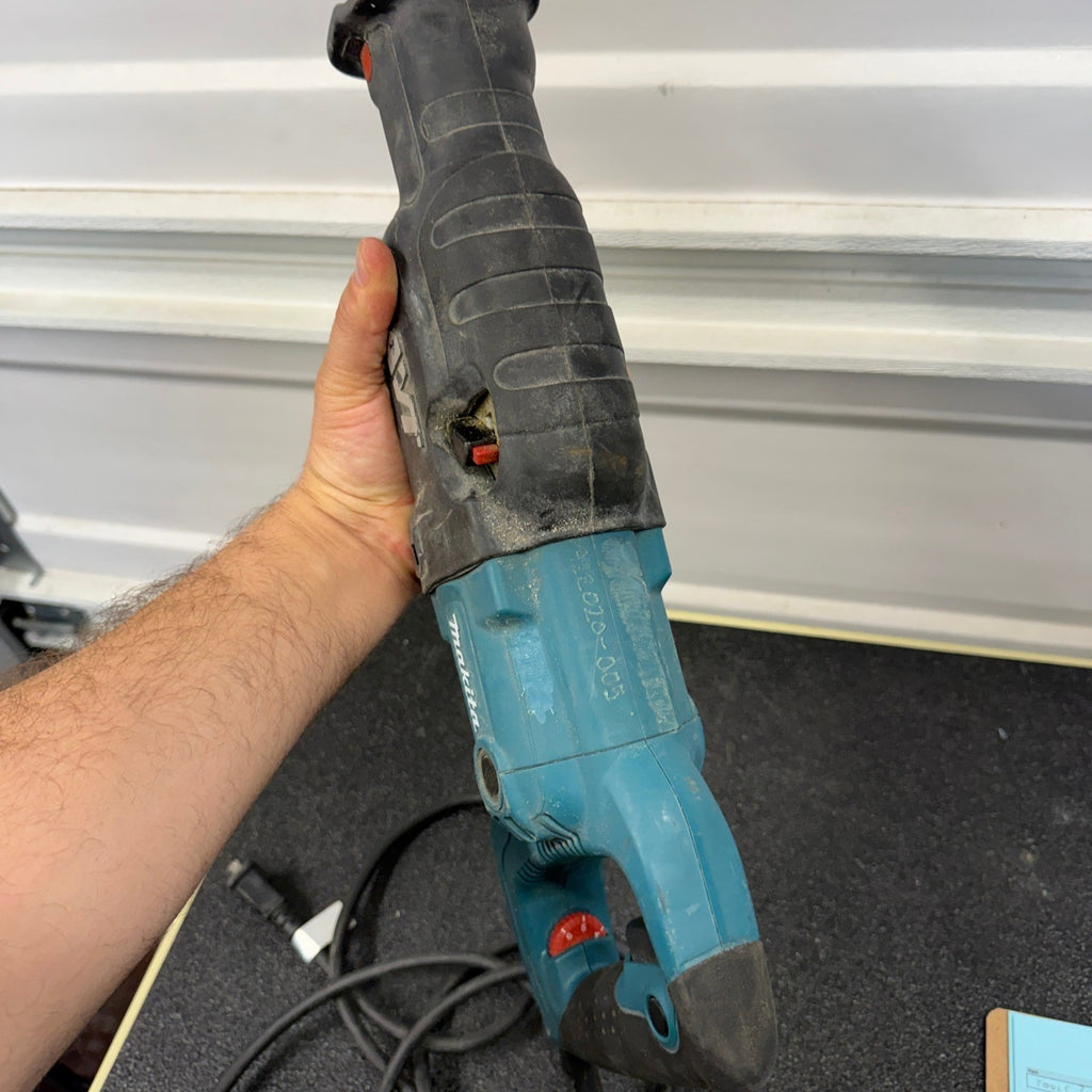 Makita JR3070CT AVT Reciprocating Saw ‑ 15 AMP, Lock‑On Button