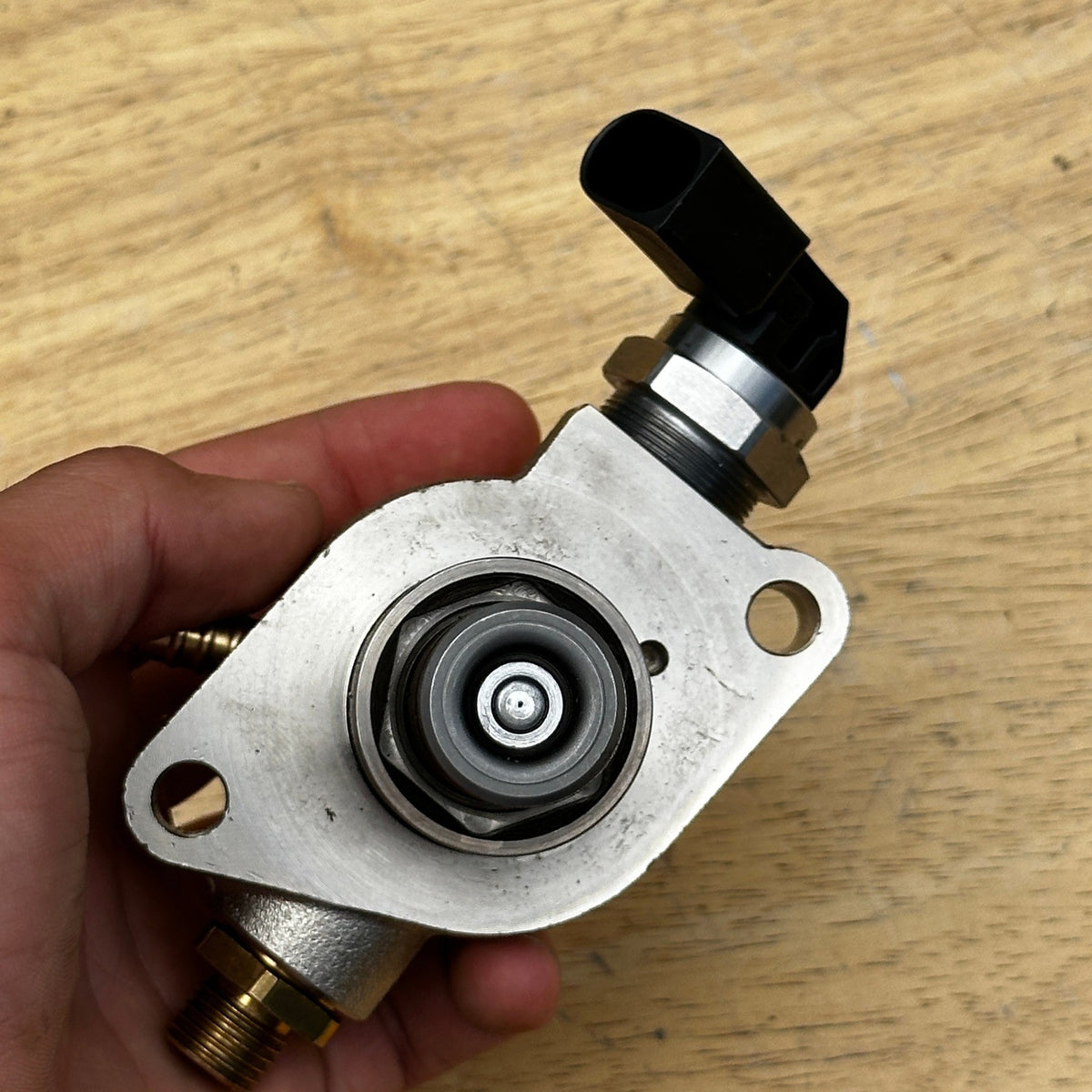 High Pressure Fuel Pump Replace 06L127025K for Audi A3 A4 A5 TT S3 Quattro, for